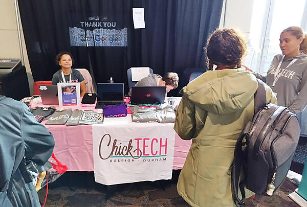 女性がIT業界で働くことを支援するChickTechのブース