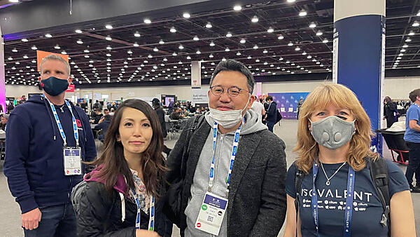 IsovalentのLiz Rice氏（右）と一緒の加藤氏（右から2番目）