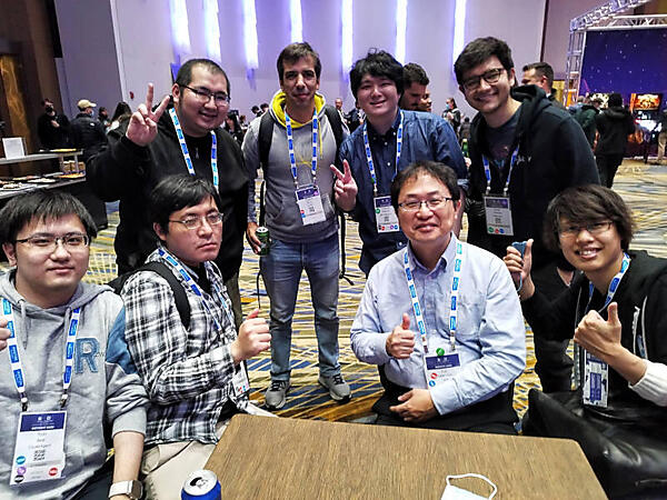 前列左から2人目が須田氏、その後ろが中西氏、前列右端が青山氏