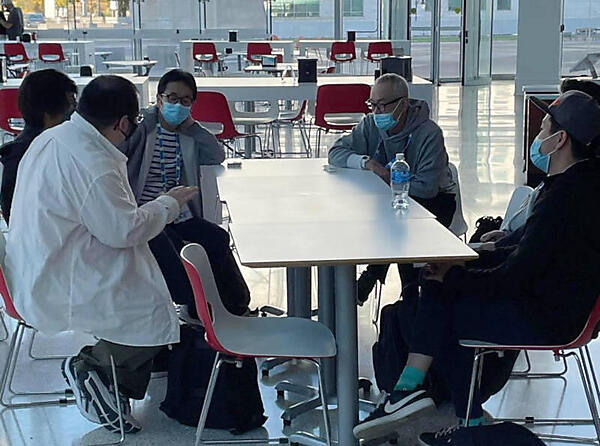 営業を終了したカフェテリアで座談会を行っているようす