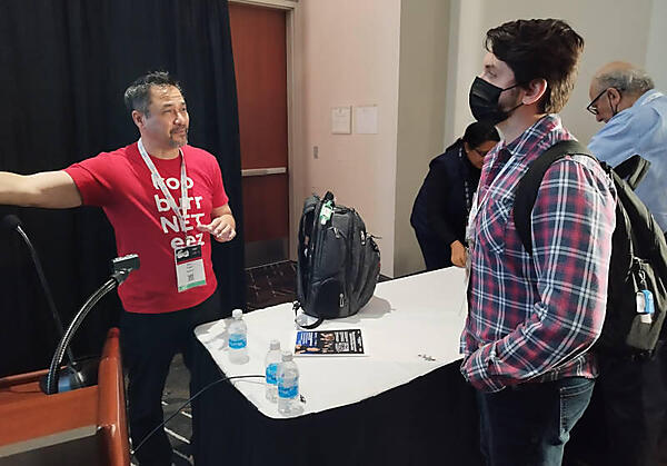 セッション後に参加者から質問を受けるBurr Sutter氏