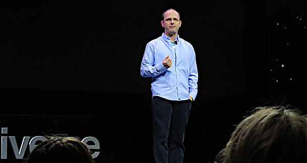 キーノートセッションに立つCEOのThomas Dohmke氏