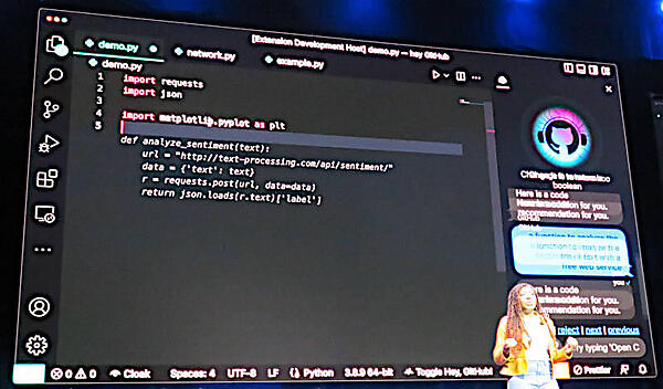 IDEからCopilotを使うデモを見せるデベロッパーアドボケイトのRizel Scarlett氏
