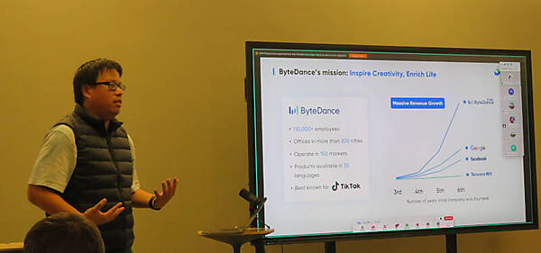 TikTokの紹介を行うMC