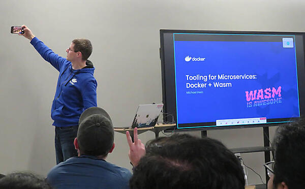 プレゼンテーションを行う前に記念撮影をするDockerのMichael Irwin氏