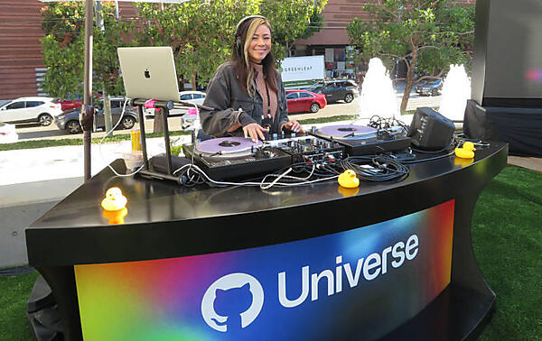 DJブースは屋外に設置