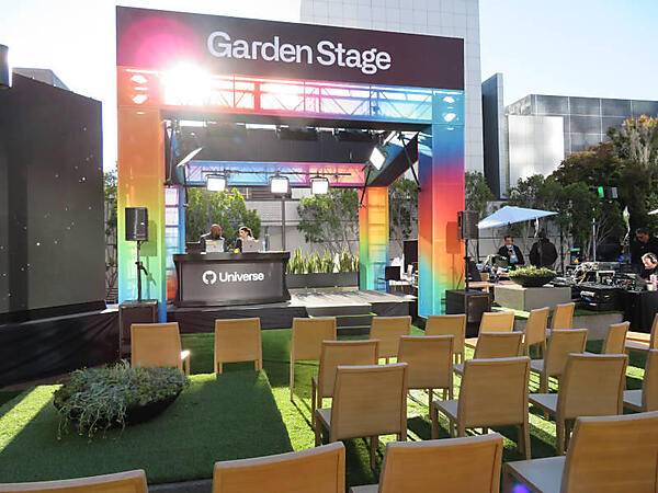 屋外に設置されたステージ。椅子も微妙に距離のある置き方