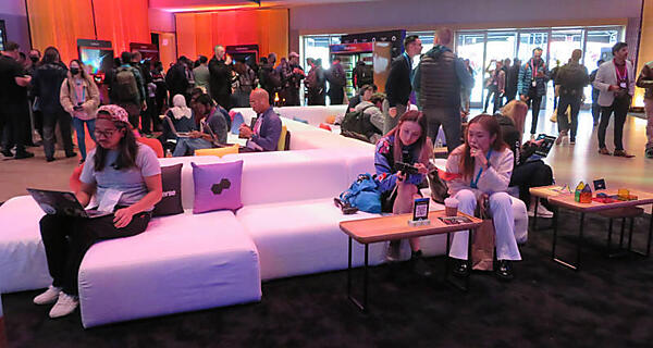 会場の中央に設置されたソファー。会場にはドリンク用の冷蔵庫も用意されていた