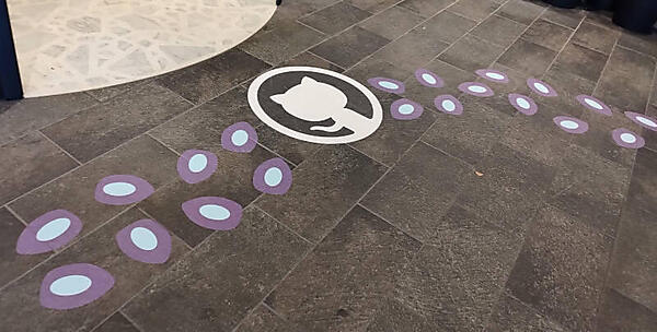 ホテルのエントランスに貼られたOctocatと足跡を模したステッカー