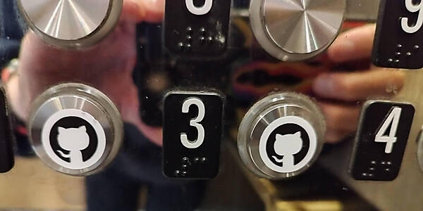 エレベータのボタンにもOctocatのステッカー