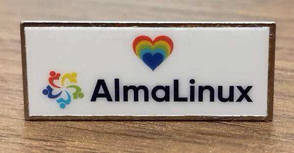AlmaLinuxのバッジ。筆者がOpen Source Summitで手に入れたノベルティだ