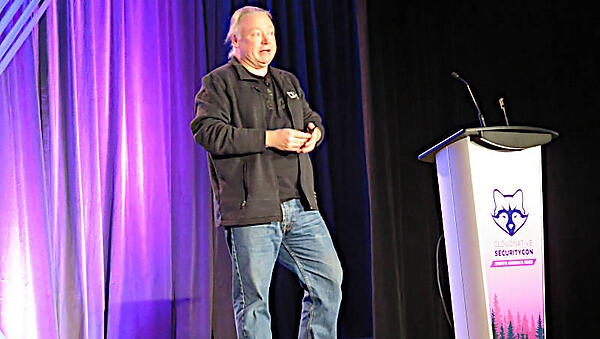 プレゼンテーションを行うBehlendorf氏