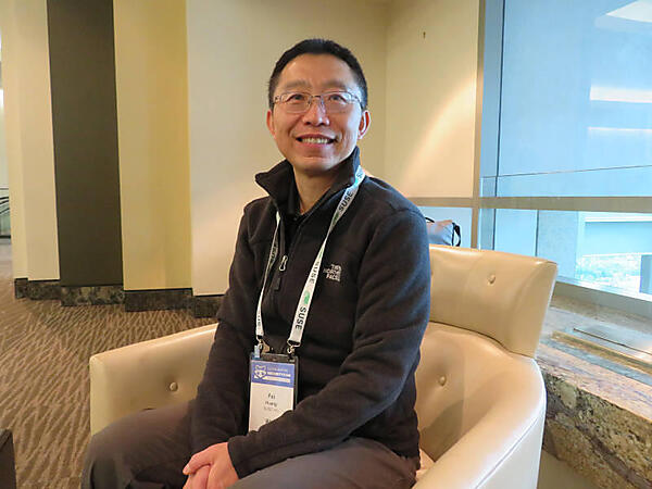 インタビューに応えるFei Huang氏