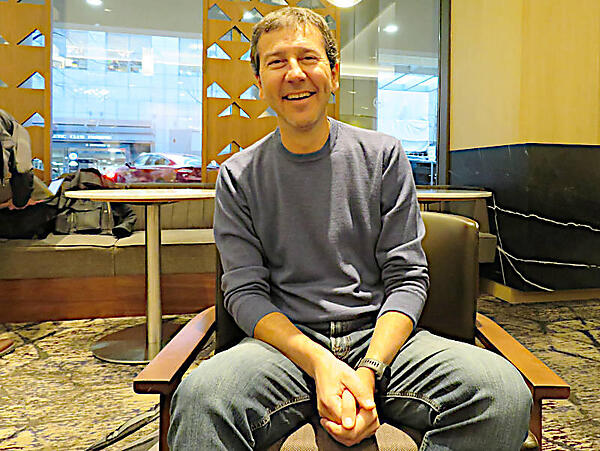 ホテルのロビーでインタビューに応じるDegioanni氏