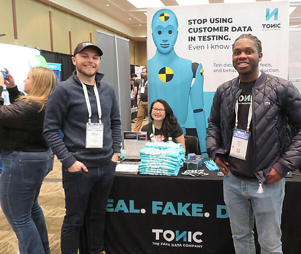 Tonicのブース。配布しているTシャツが人気