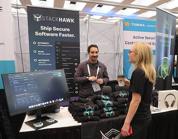 StackHawkのブース。ここもTシャツを配布していた