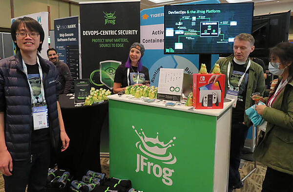 JFrogのブース。Tシャツとカエルのノベルティがおなじみ