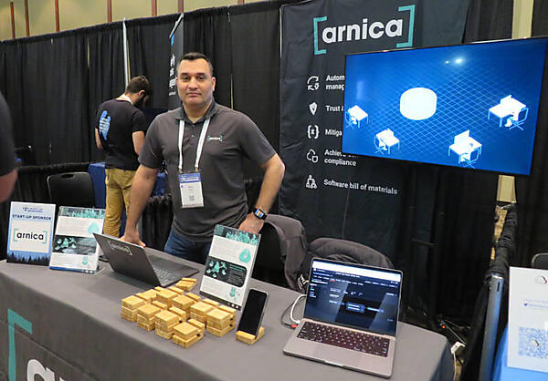 Arnicaのブース。写真に写っているのはCOOのMoshe Dahan氏だろう