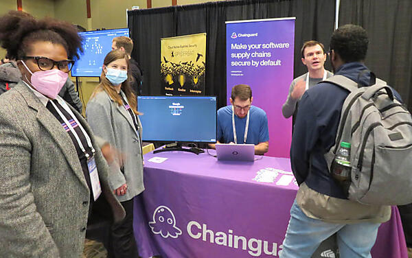 Chainguardのブース。かなり人気があり人が絶えることがなかった