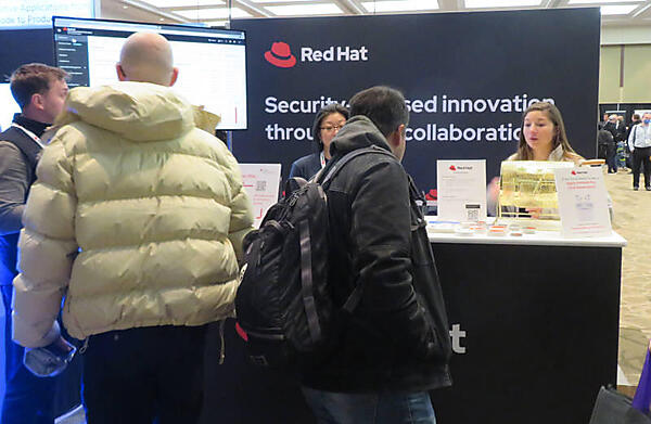 いつも人気のRed Hatブース。今回はかなり規模を絞った出展だった