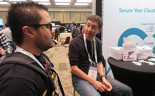 SysdigのLoris Degioanni氏は書籍にサインをして参加者にプレゼントしていた