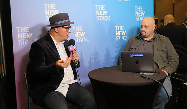 CosmonicのKevin Hoffman氏。インタビュアーはThe New StackのAlex Williams氏