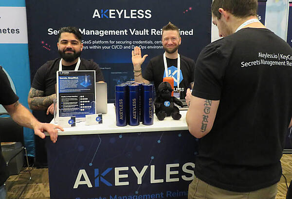 AKEYLESSのブース。ニッコリと笑顔で反応してくれた