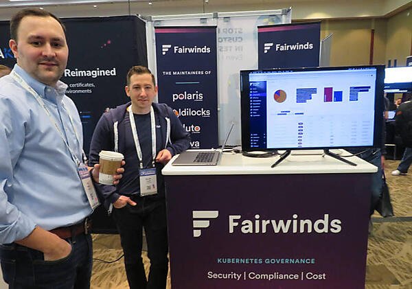 Fairwindsのブース。じっくりと参加者のバッジを吟味していることがわかる