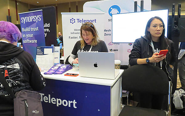 Teleportのブース。最近流行っているノベルティとしてソックスを配布していた