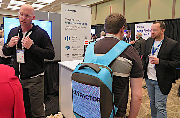 Keyfactorのブース。バックパックに液晶を取りつけてロゴを見せているのが目立っていた