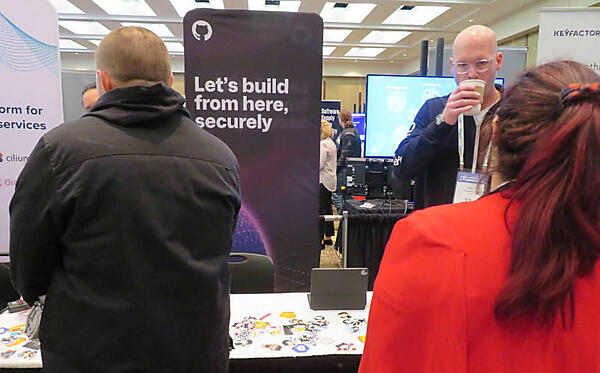 ステッカー配布がお約束のGitHubブース