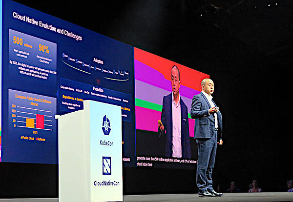 キーノートに立つHuaweiのBill Ren氏