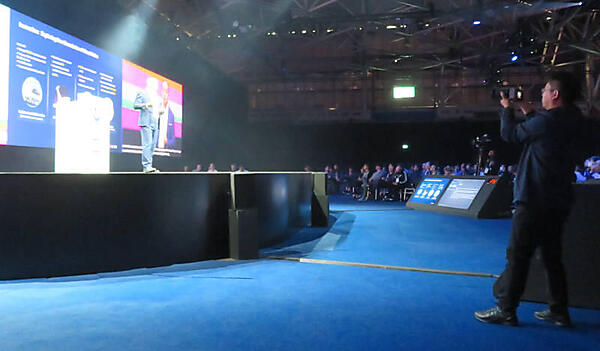 Huawei社員が最前で写真を撮影。社内向けだろうか？