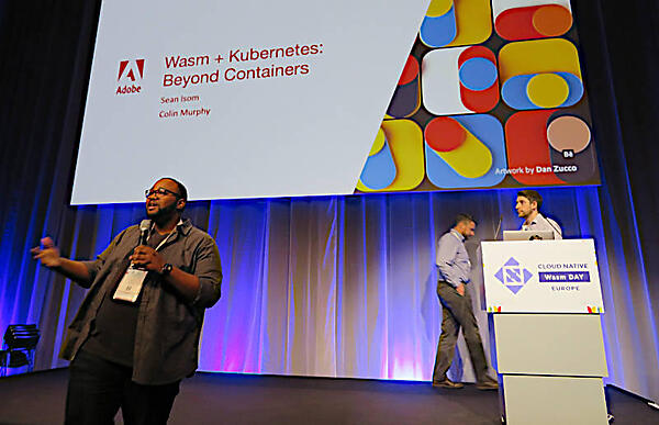 登壇するSean Isom氏（右）とColin Murphy氏（中央）。MC役はOscar Spencer氏（左）だ