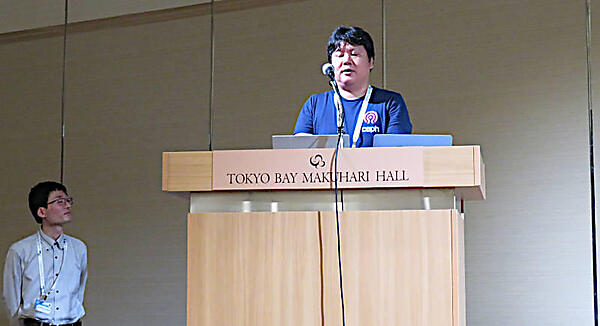 登壇する武内氏（中央）と深谷氏（左）