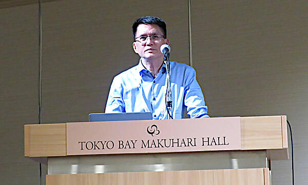 カンファレンス冒頭のセッションを行うSteven Tan氏