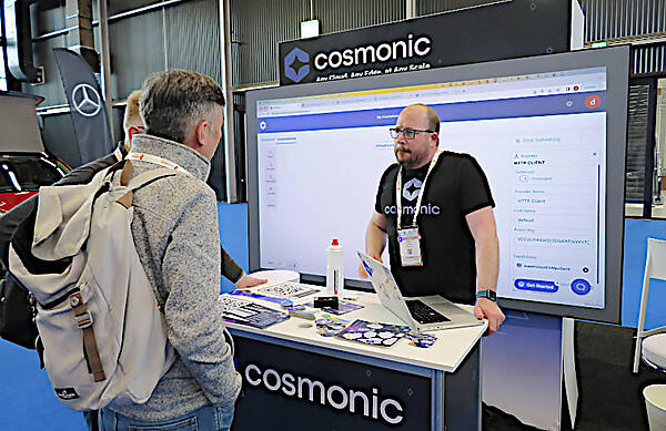 Cosmonicのブースで参加者に説明を行うRandall氏