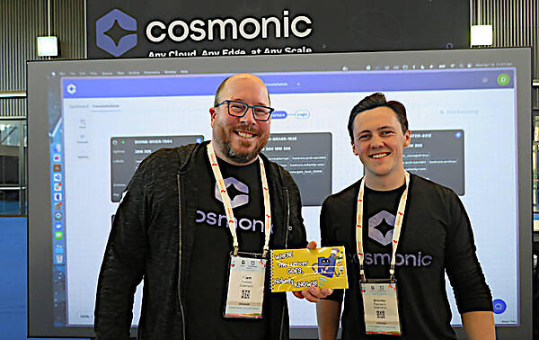 ブースで絵本を手にするCEOのLiam Randall氏（左）とTownsend氏（右）