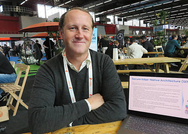 カフェエリアでインタビューに応えてくれたJeremy Oakey氏