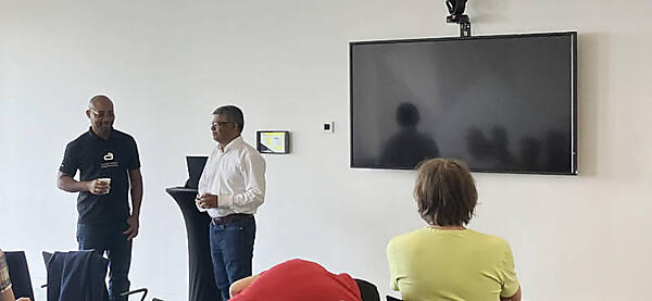 図2：Kannan Rasappan氏（右）、Francis Pouatcha氏（左）