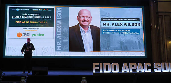 Authenticationの歴史を辿るセッションを行うYubicoのAlex Wilson氏