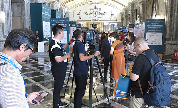 カンファレンスの公式メディアも大活躍。朝からインタビュー