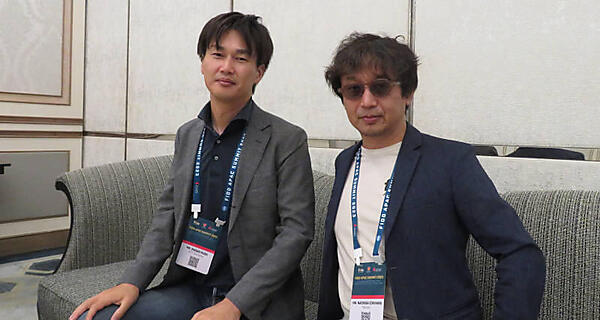 対談後に記念撮影。久保氏（左）と市原氏（右）