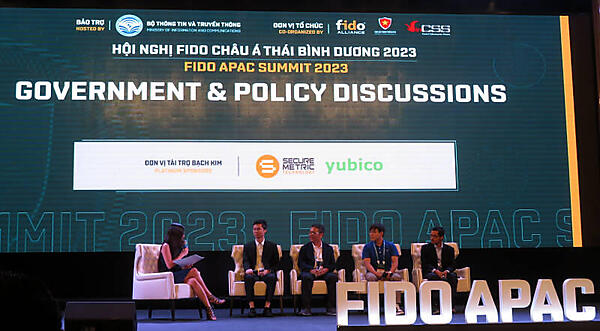 各国の政府関係者とパネルディスカッションを実施。