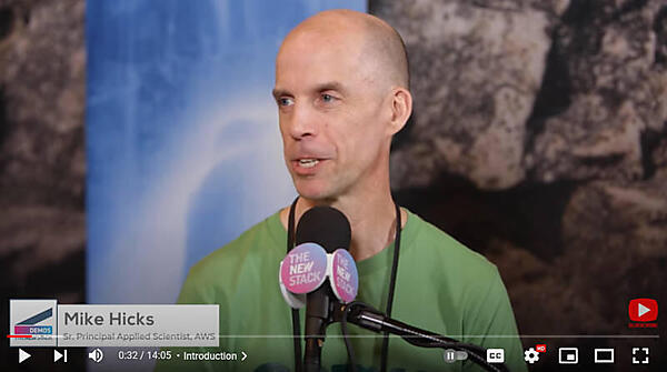 Cedarを紹介するHicks氏は「サイエンティスト」というタイトルを持つ