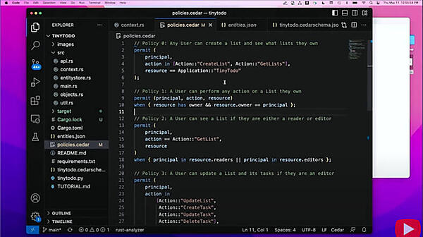 エディターでポリシーの記述を見せながら解説