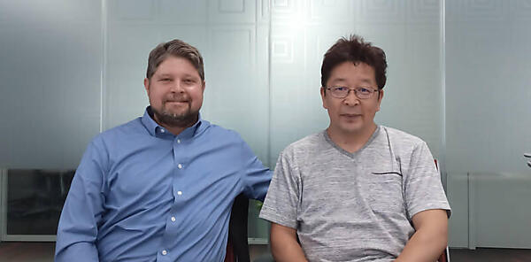 Mike Barrett氏（左）とレッドハット株式会社の岡下氏（右）