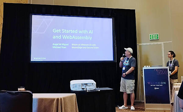 Yuan氏とMiguel氏によるAIをWasm上に実装する方法を紹介するセッション