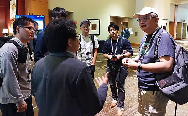 セッション後に日本からの参加者と対話するMichael Yuan氏