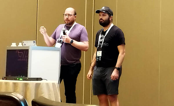 セッションを行うLiam Randall氏（左）とTaylor Thomas氏。